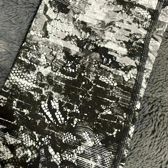 Lululemon Wunder Under Leggings - Picture 3 of 8